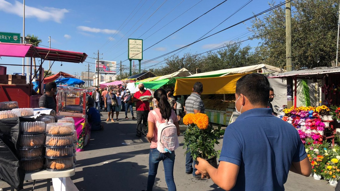 Tras un año sin celebrar, reynosenses visitan panteones en Día de Muertos