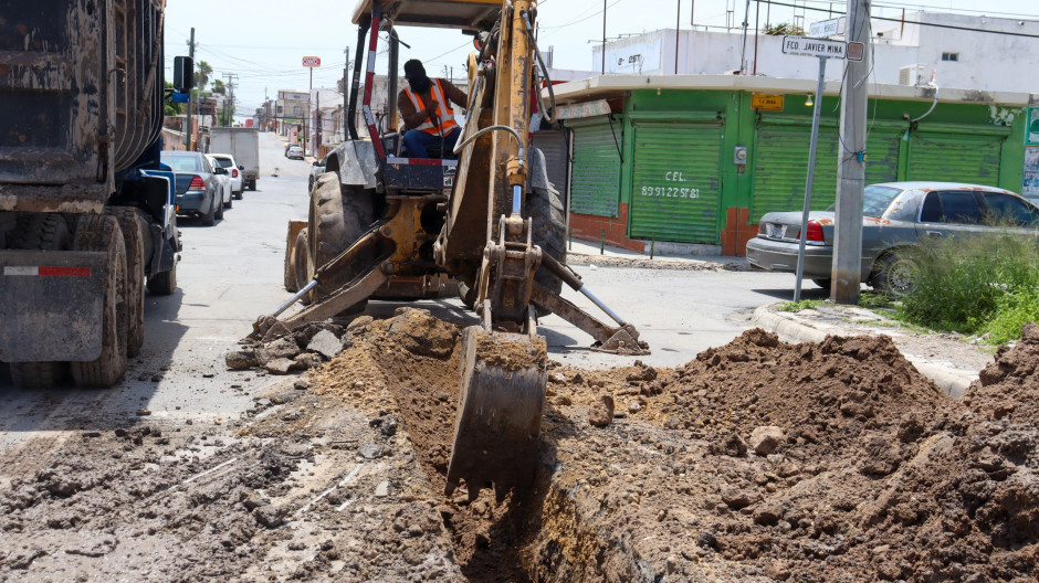 Trabaja COMAPA en la rehabilitación de drenaje sanitario en la Zona Centro 