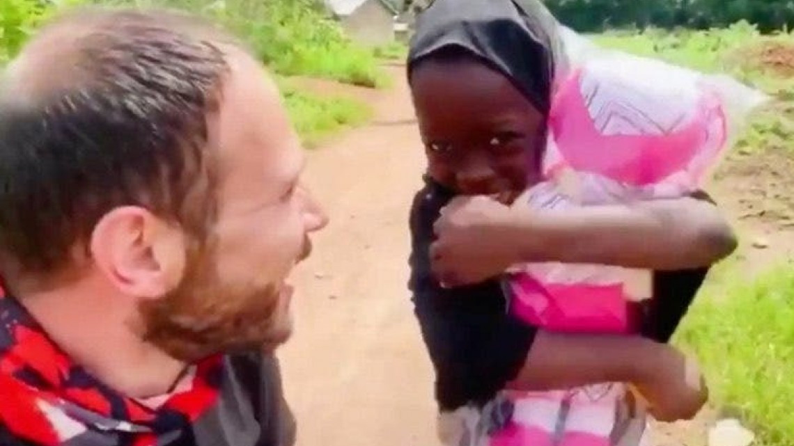 Niña nigeriana recibe su primera muñeca y conmueve las redes sociales 
