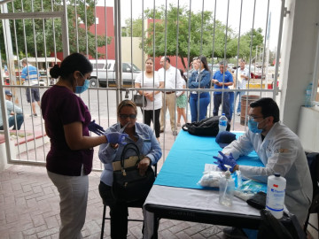 Hacen cuestionario y toman temperatura a solicitantes del pasaporte mexicano