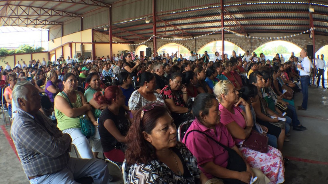 Alcalde realiza entrega de dulces a líderes de colonia 