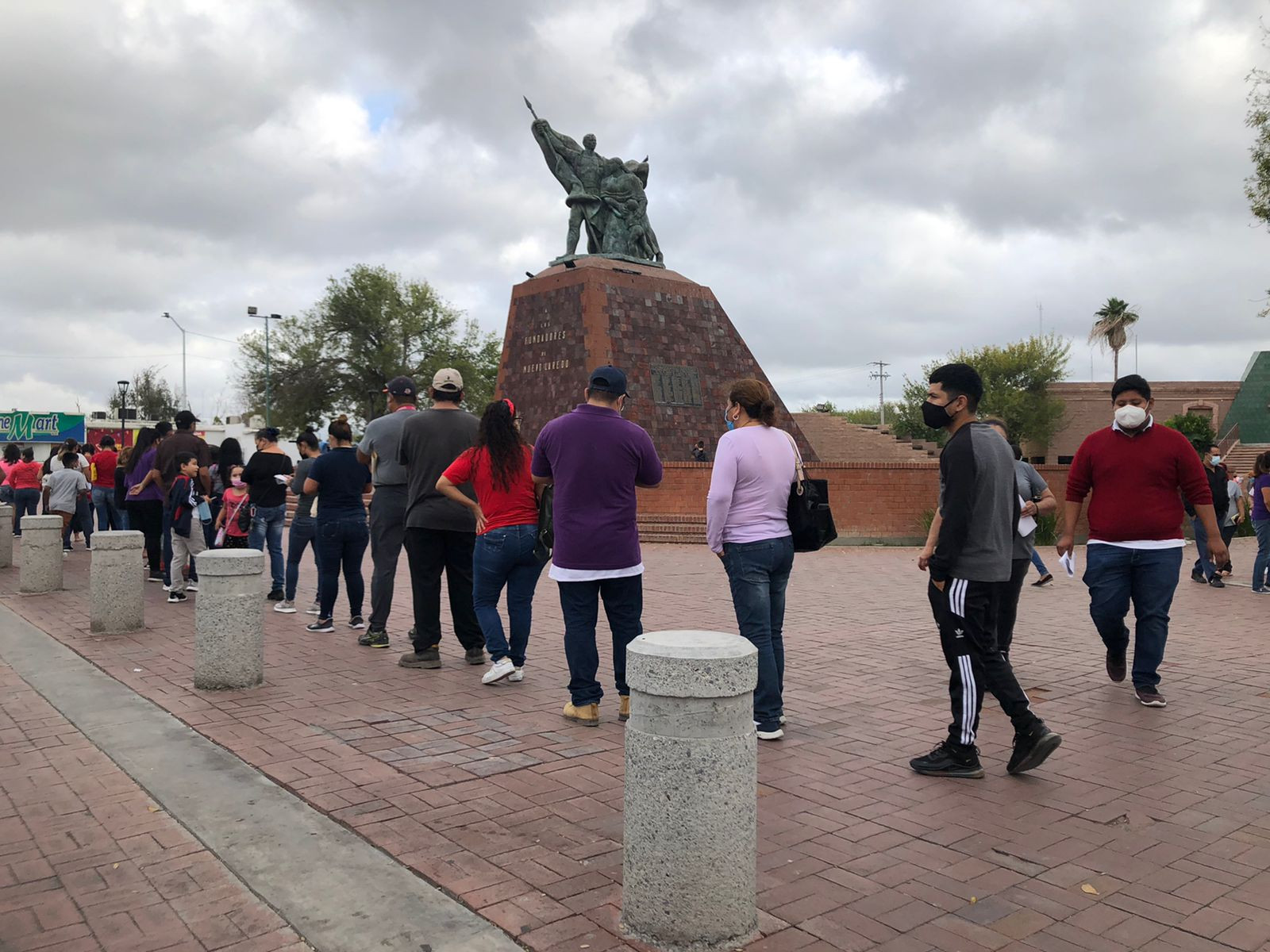 Neolaredenses buscan vacunar a menores contra COVID-19 en Nuevo Laredo 