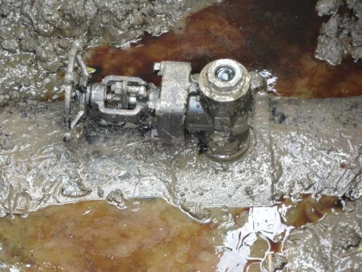 Pemex atiende fuga de gasolina por toma clandestina