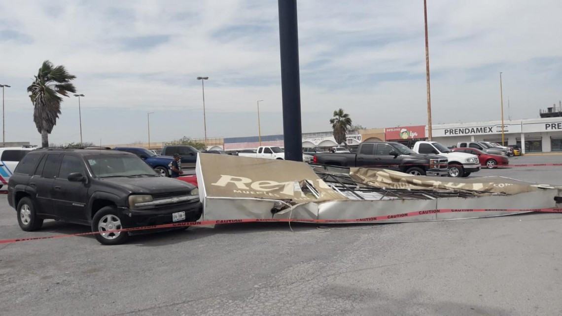 Fuertes vientos derriban anuncios y árboles 