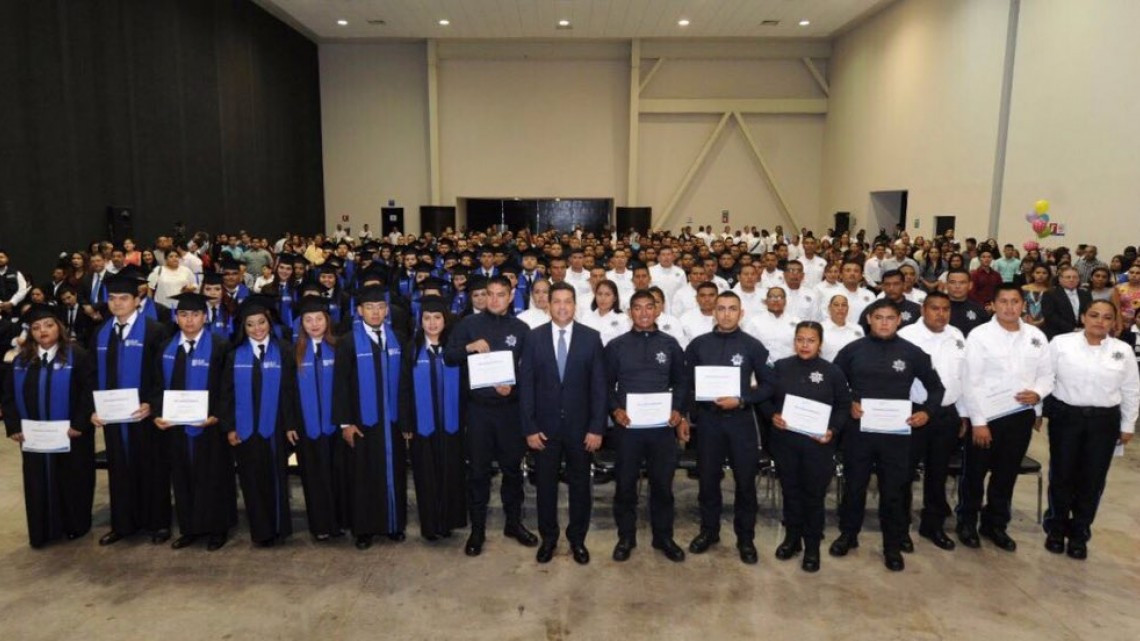 Se gradúan policías; la meta es llegar a 7 mil nuevo elementos