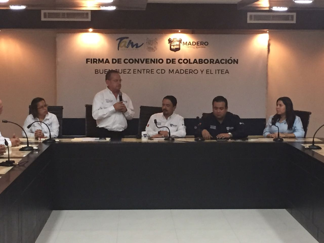 Entregan certificados de primaria y secundaria a burócratas