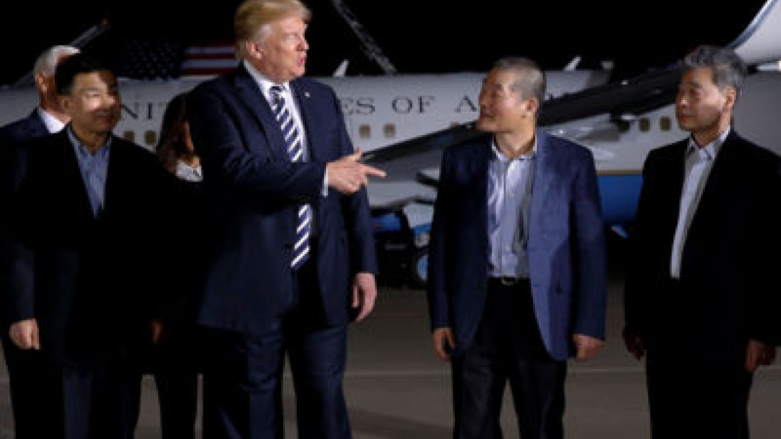 Trump recibe a los tres estadounidenses liberados por Corea del Norte