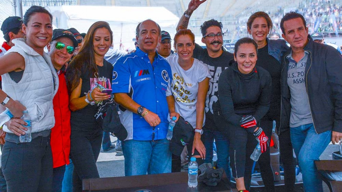 Felipe Calderón debuta como piloto