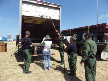 Rescatan a 35 indocumentados que viajaban ocultos en un tráiler