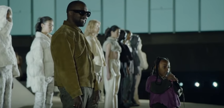 North West aparece rapeando en desfile de marca de su papá 