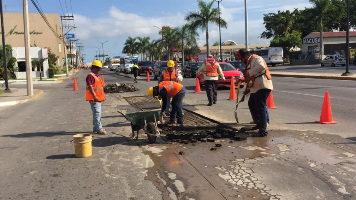 Supervisa alcalde trabajos de bacheo en avenida Hidalgo 