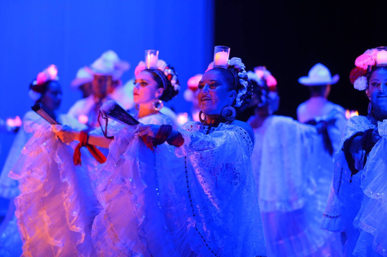 Familias disfrutan de espectáculo folclórico en el centro cultural