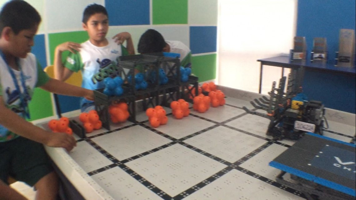 Amplían sus talentos niños que incursionan en robótica