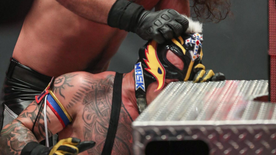 Rey Mysterio en “estado crítico” tras brutal ataque de Seth Rollins