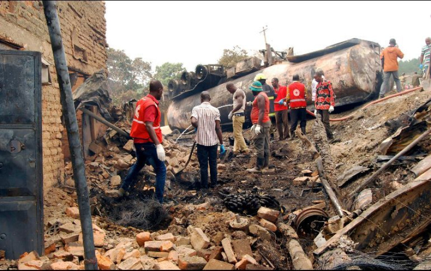  23 muertos tras explosión de cisterna con petróleo en Uganda