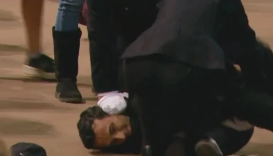 Hombre se lanza al ataúd de la reina Isabel II; es detenido 