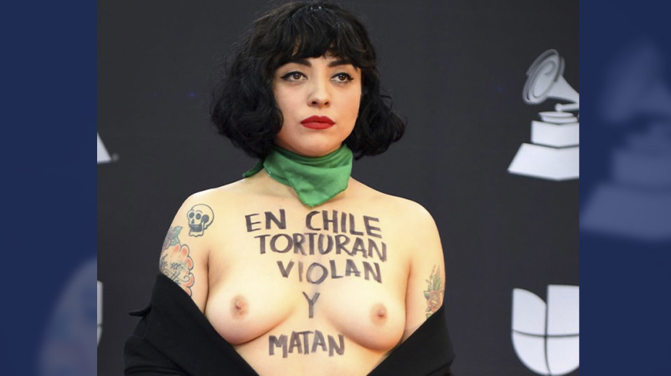 Mon Laferte protesta por la situación en Chile durante los Latin Grammy 2019