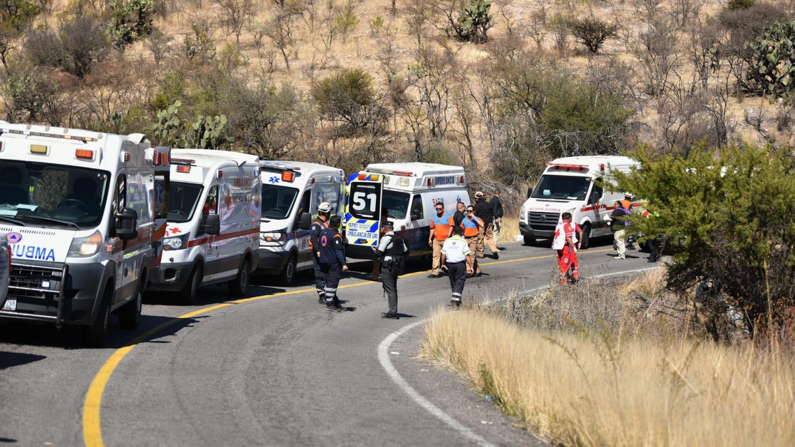 Volcadura de camión en Guanajuato, deja una persona muerta y 20 heridos