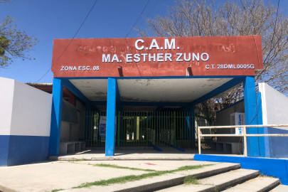 Recibe escuela especial primeras donaciones para barda 