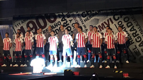 Chivas presenta nuevo uniforme