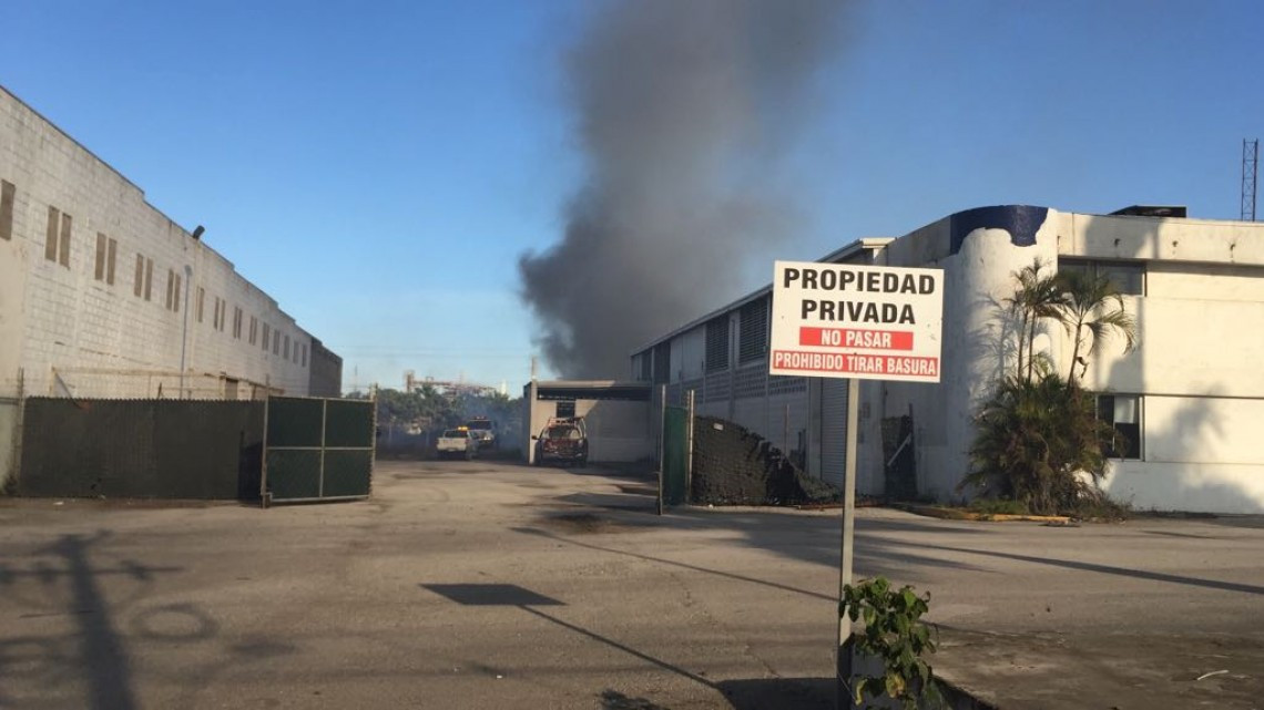 Quema de llantas amenaza con incendiar bodegas
