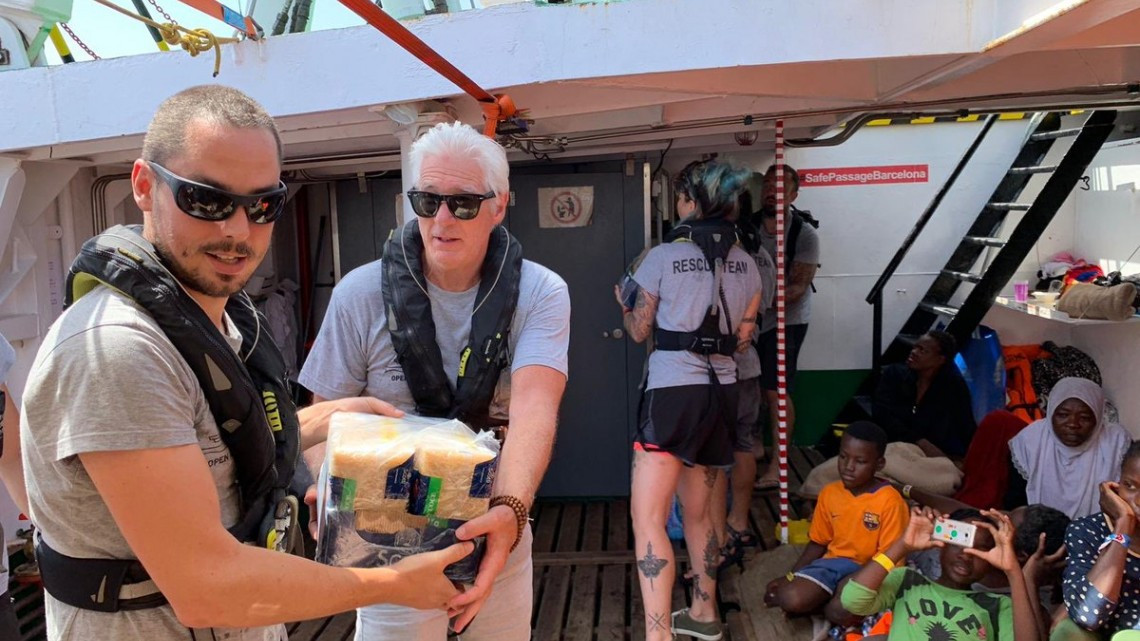 Richard Gere lleva víveres al barco de Open Arms con 121 migrantes a bordo