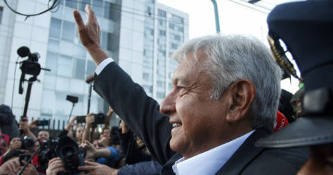 Llega AMLO a reunión con su futuro gabinete 