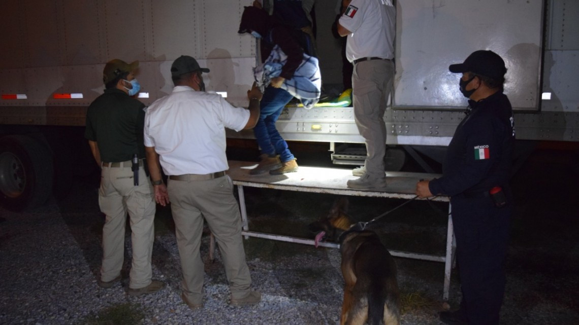 Asegura la Guardia Nacional a 800 migrantes que eran transportados en cajas de 3 tráilers