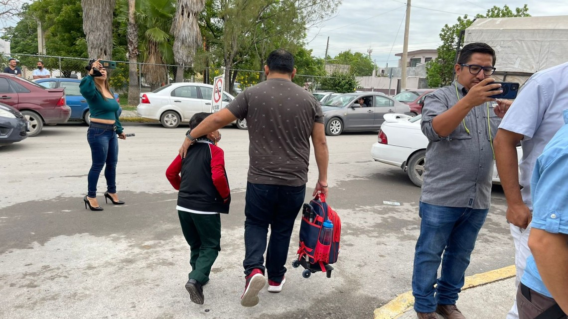 Evacuan a alumnos de primaria por ingreso de hombre armado 