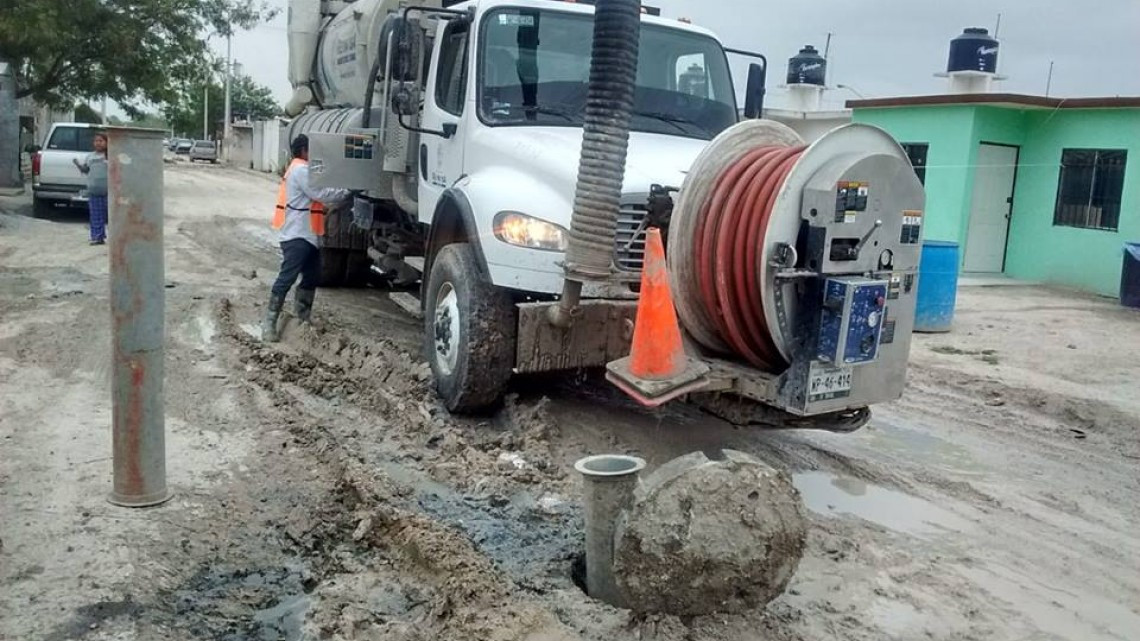 Comapa trabaja con equipo vactor