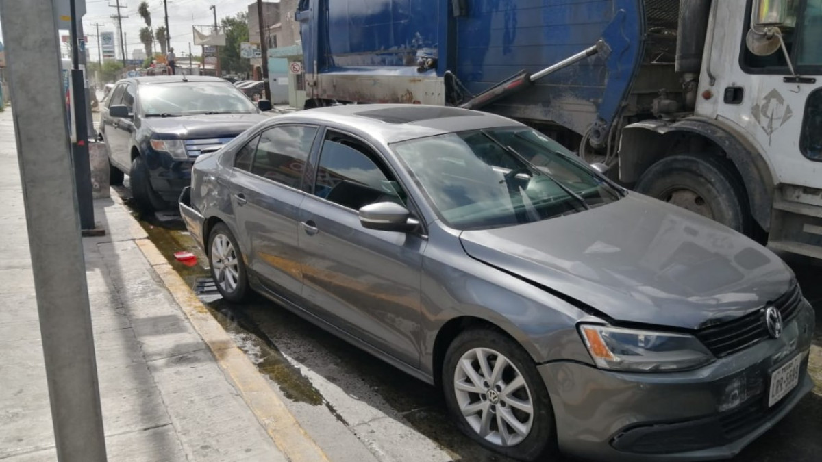 Derrame de aceite de camión recolector provoca carambola de vehículos