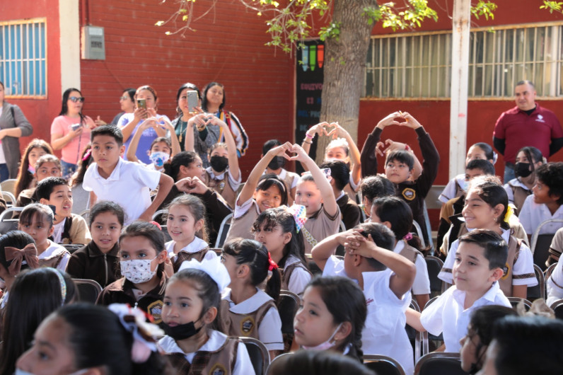 Reconocen padres de familia al Gobierno Municipal por impulsar la educación a través de las beca UNE