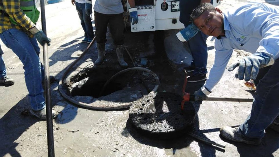 Comapa trabaja con equipo vactor