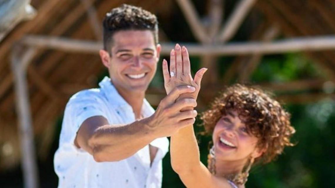 Sarah Hyland se compromete con Wells Adams