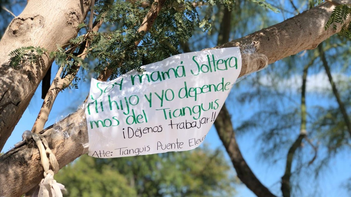 Tianguistas del Puente Elevado solicitan reapertura de tianguis