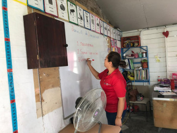 Bajo intenso calor alumnos toman clases 