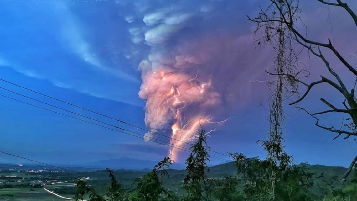 Miles de personas son evacuadas en Filipinas por alerta volcánica