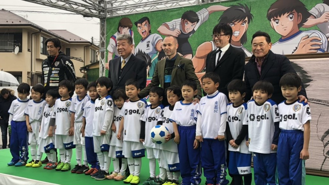 Iniesta inaugura una estación de metro dedicada a Oliver y Benji