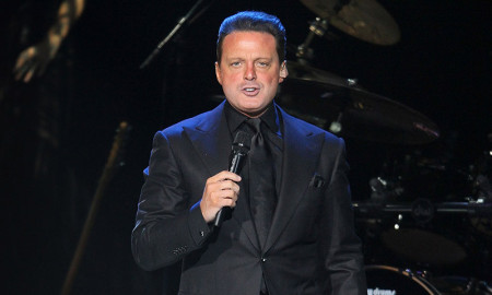 Luis Miguel saluda a sus fans en el Auditorio Nacional
