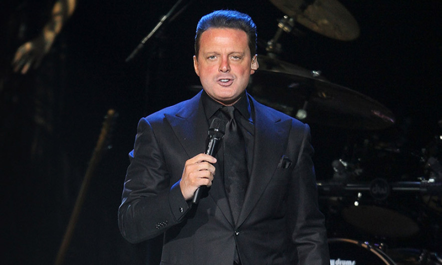 Luis Miguel saluda a sus fans en el Auditorio Nacional