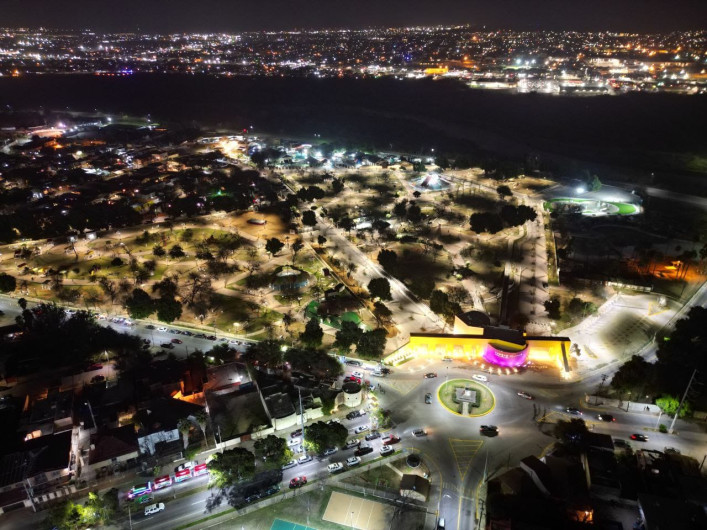 Agradecen familias neolaredenses nueva iluminación en Parque Viveros 