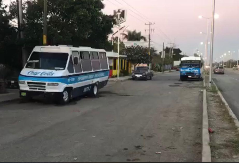 “Olvidan” a menor en microbús