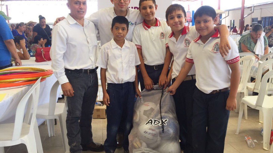 DIF apoya con material deportivo a niños