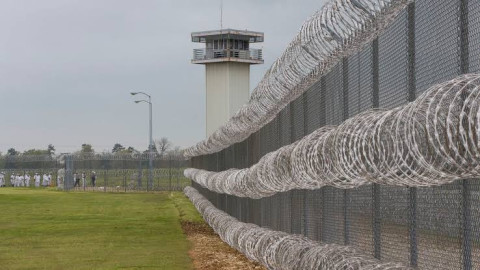 Guardias trabajan en una prisión vacía ante reconversión a centro de migrantes