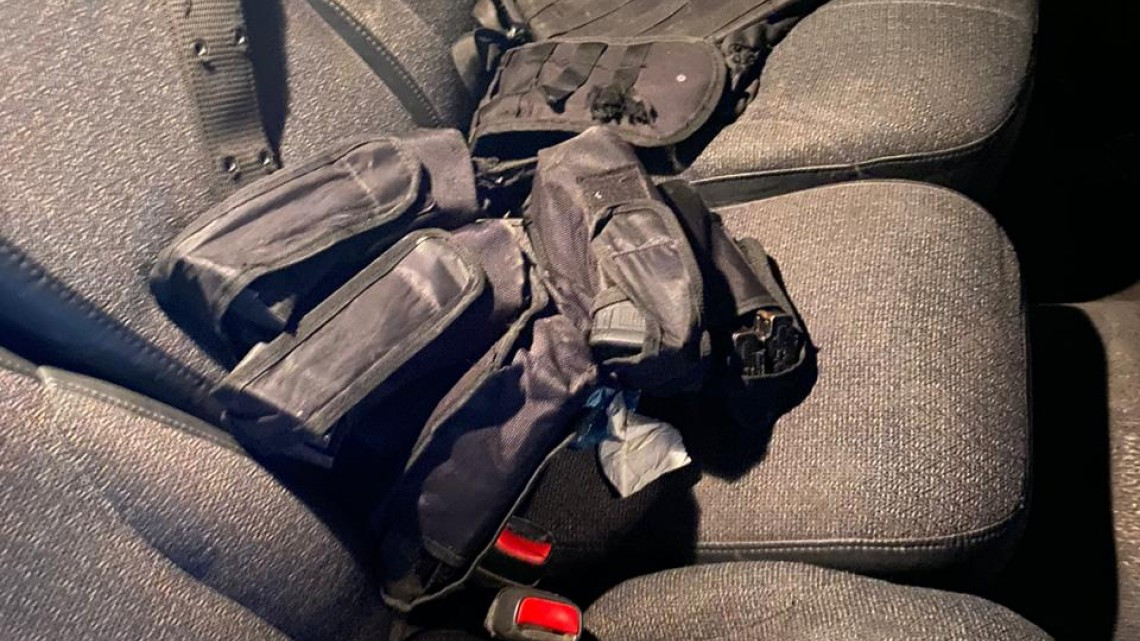 Informa SSP aseguramiento de camionetas con blindaje, cargadores, equipo táctico y ‘ponchallantas’