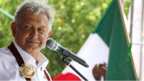 AMLO afirma estar bien de salud y poder pararse en un solo pie