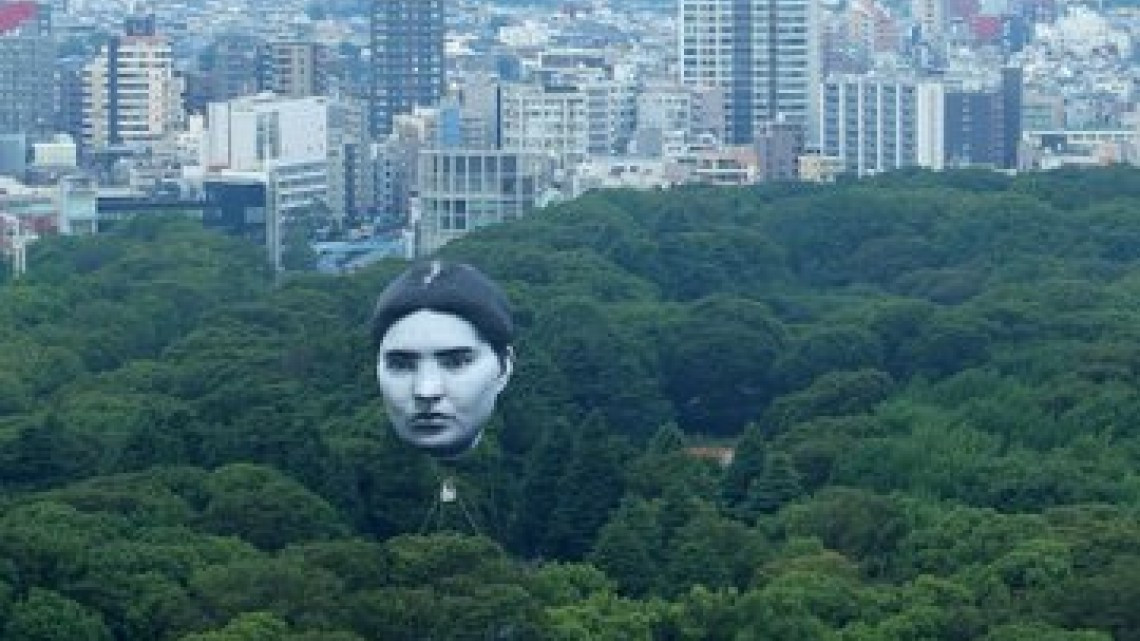 Cabeza humana flotante aparece en Tokio