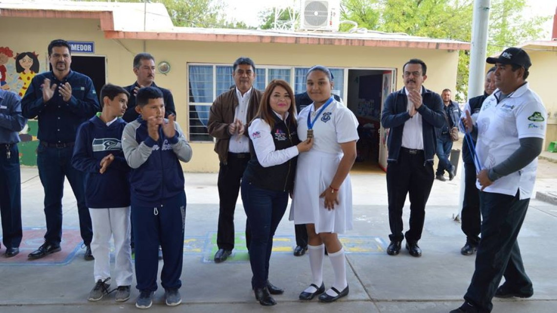 Reconoce alcaldesa gran desempeño de alumnos deportistas 