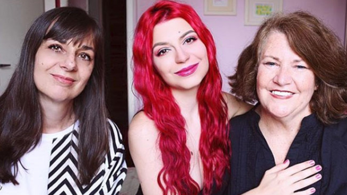 Julia Zelg se ha comprometido; su novia le lleva 37 años