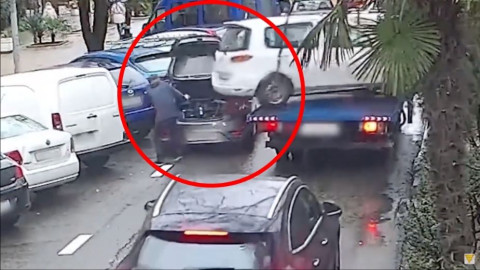 Una rama de árbol provoca un accidente de tráfico